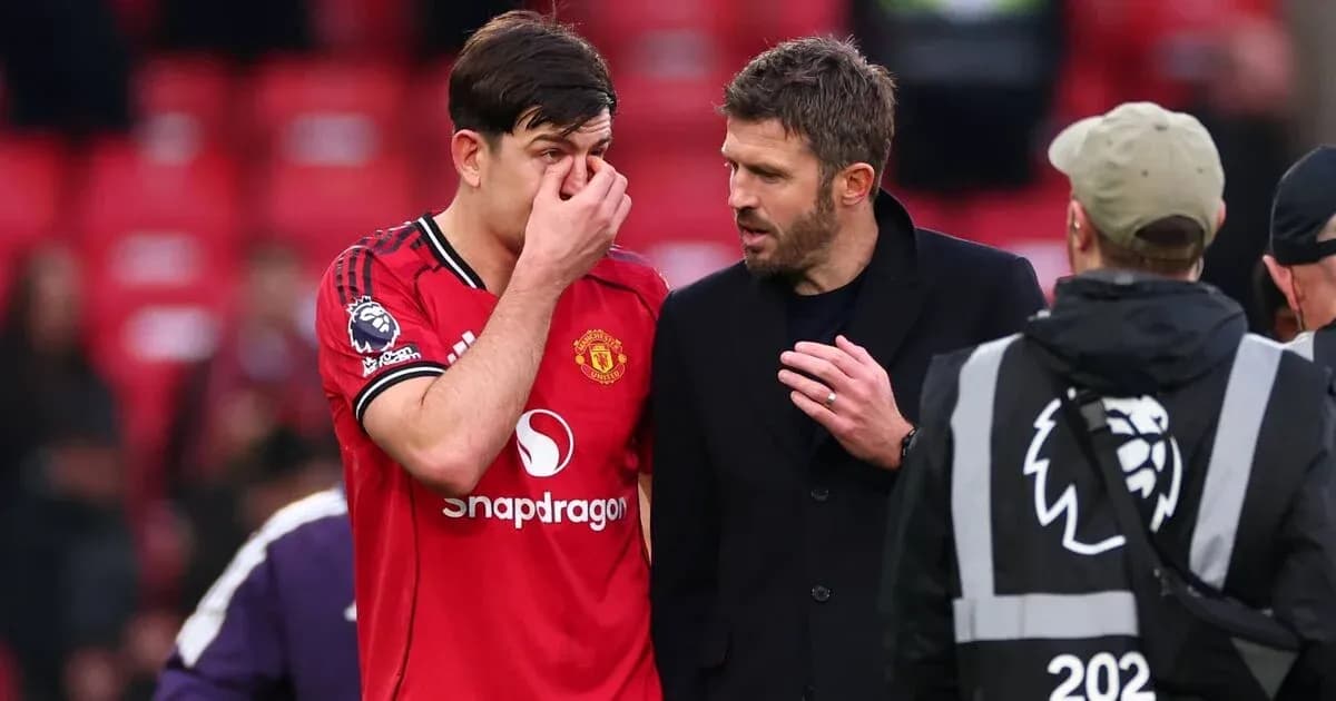 Joueur de Manchester United discutant avec l'entraîneur