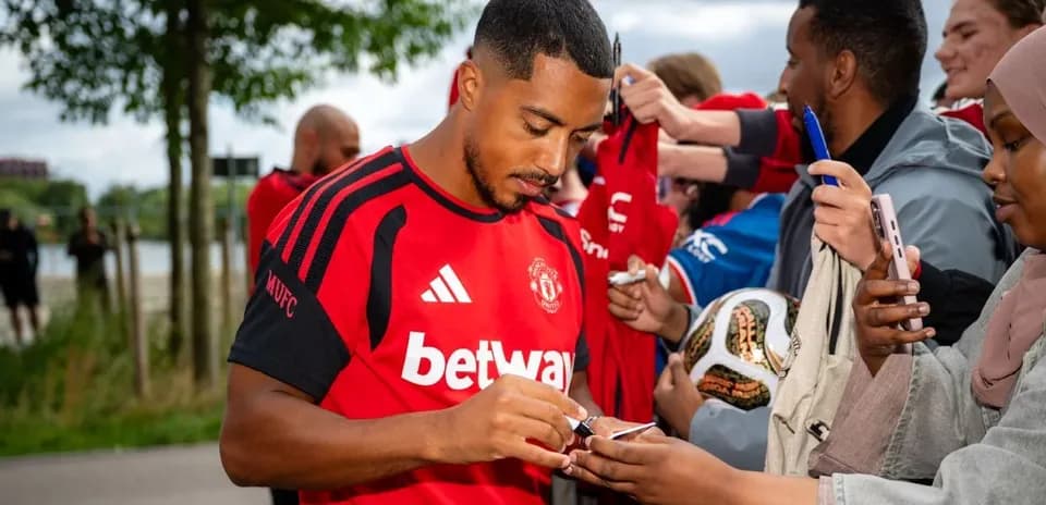 Joueur de Manchester United signant des autographes pour des fans