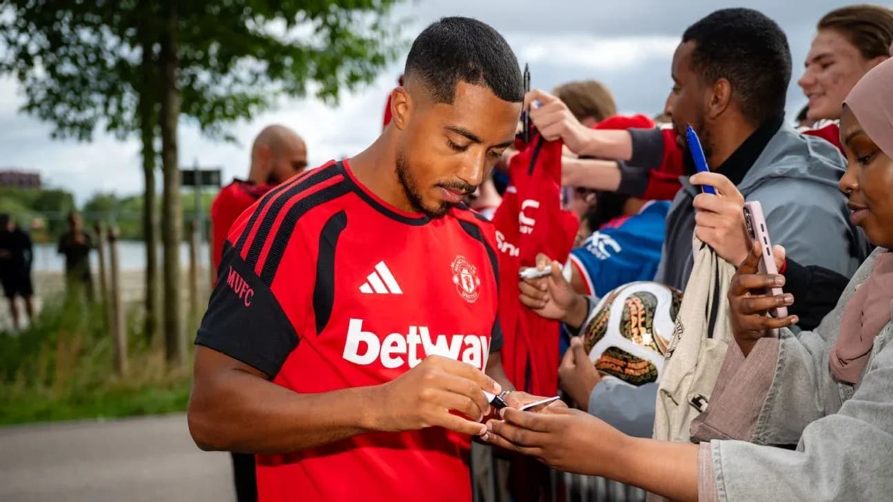 Joueur de Manchester United signant des autographes pour des fans