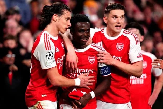 Joueurs d'Arsenal célébrant un but ensemble