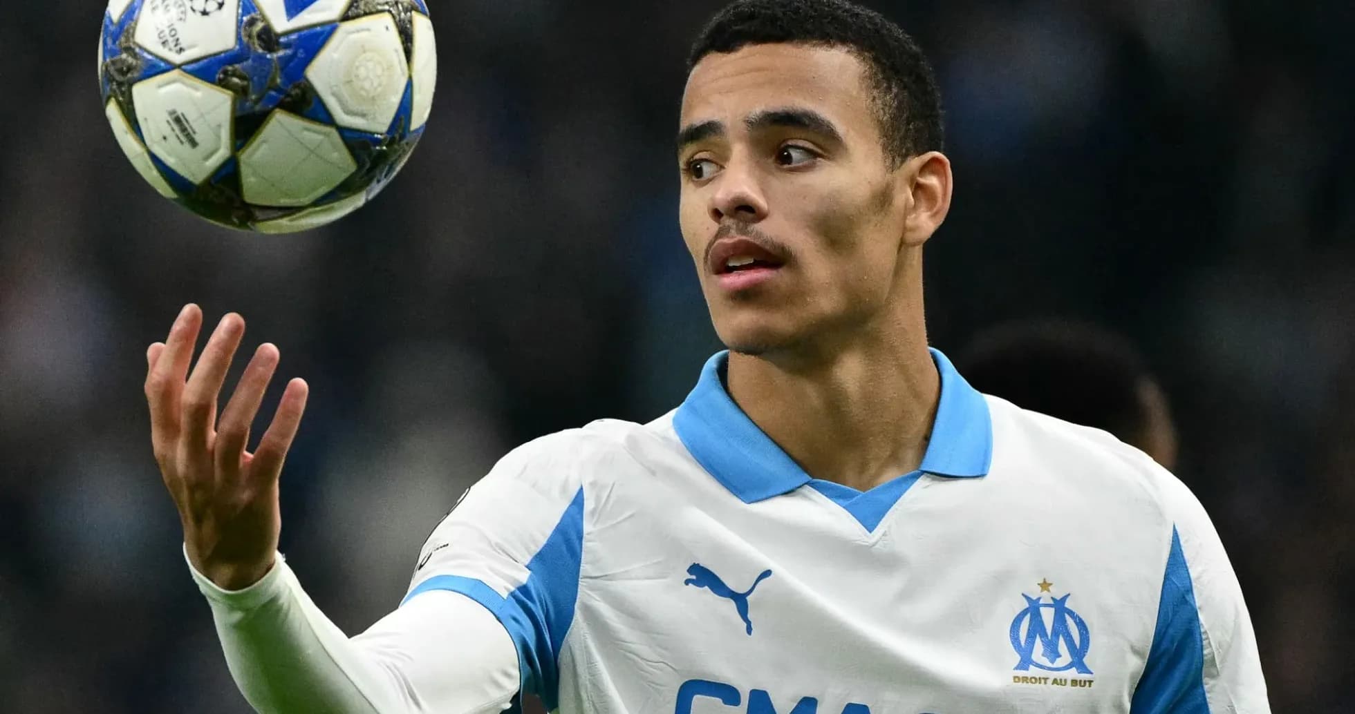 Joueur de l'OM jonglant avec un ballon de football