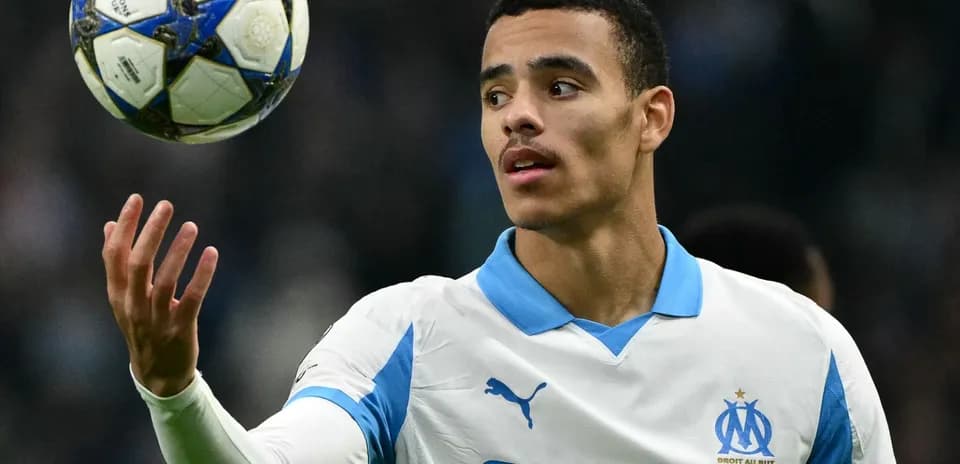 Joueur de l'OM jonglant avec un ballon de football