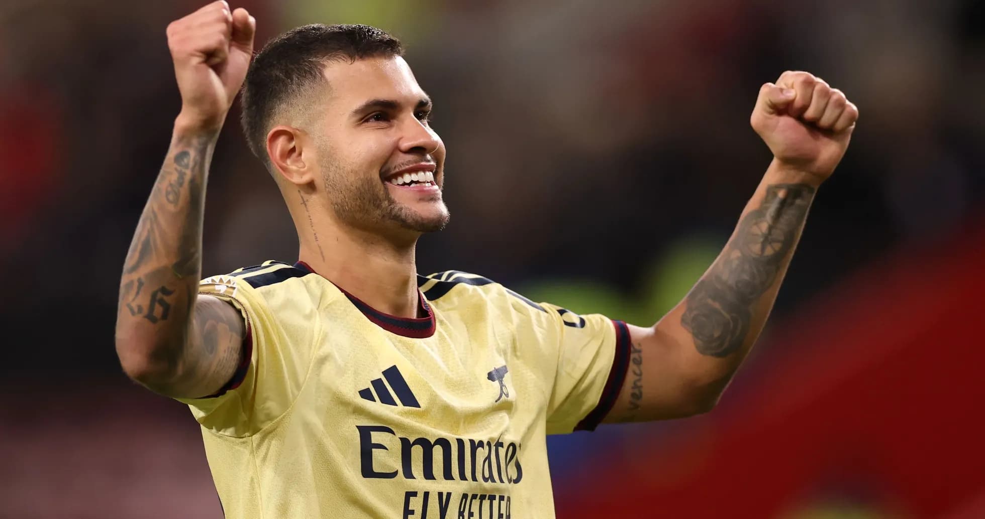 Joueur d'Arsenal célébrant une victoire avec enthousiasme