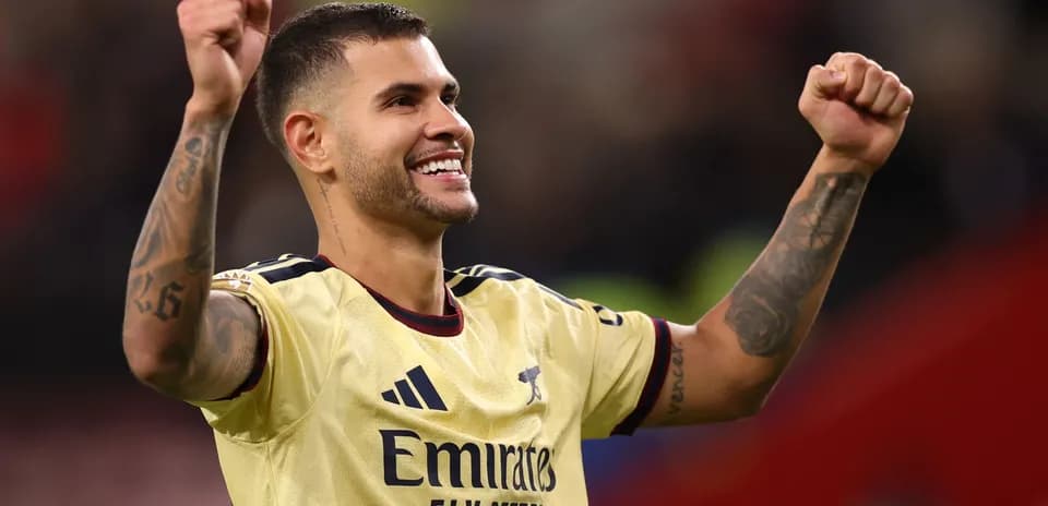 Joueur d'Arsenal célébrant une victoire avec enthousiasme