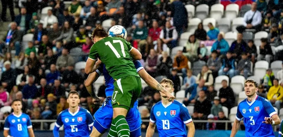 Joueur sautant pour un ballon lors d'un match de football