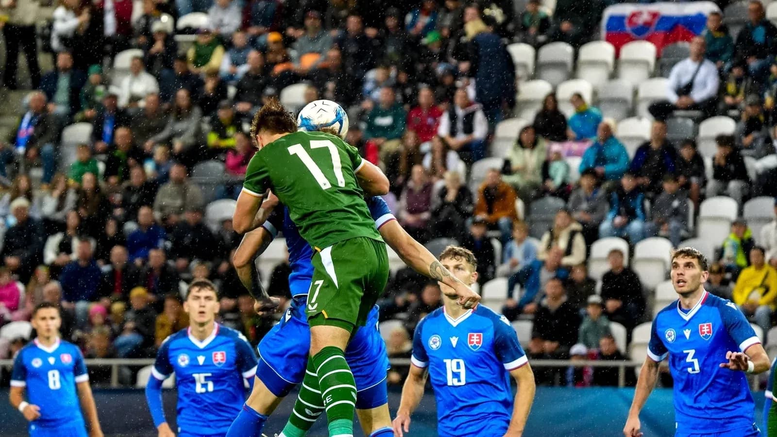 Joueur sautant pour un ballon lors d'un match de football