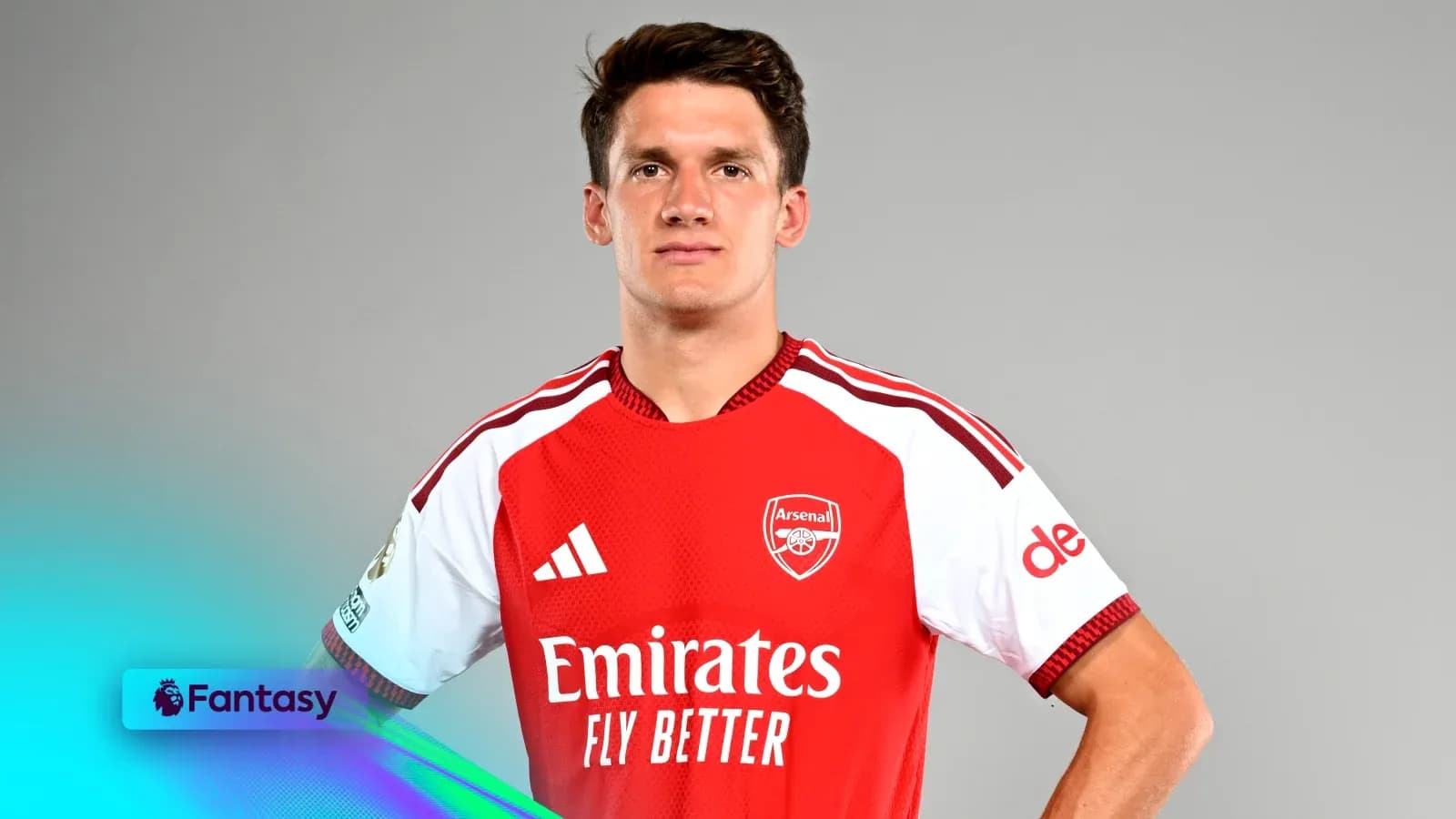 Joueur d'Arsenal en maillot rouge sur fond gris