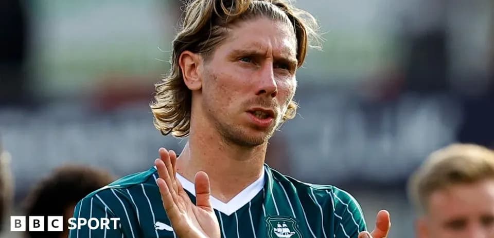Joueur applaudissant après un match de football