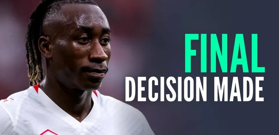 Joueur en maillot blanc pendant un match de football