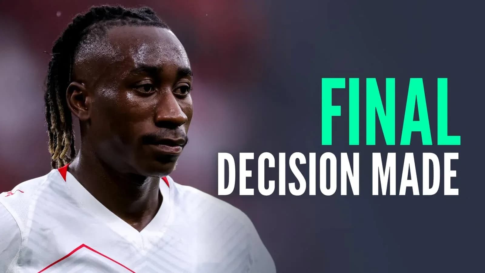 Joueur en maillot blanc pendant un match de football