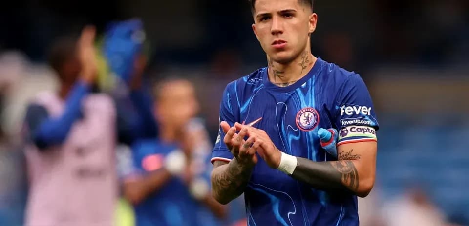 Joueur applaudit sur le terrain avec maillot Chelsea