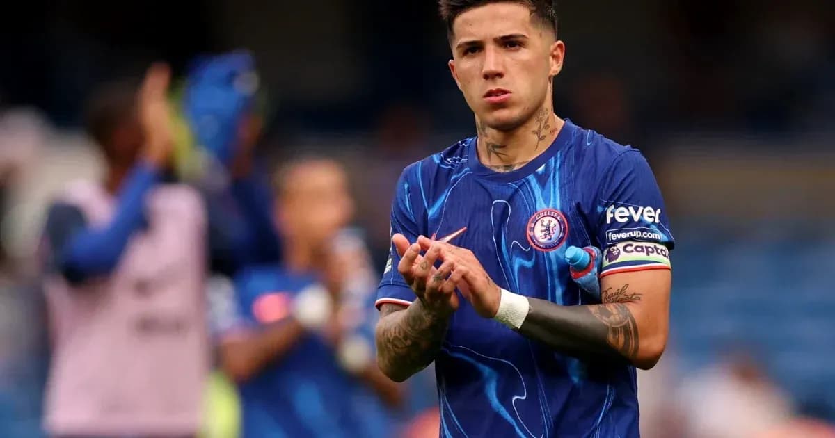 Joueur applaudit sur le terrain avec maillot Chelsea