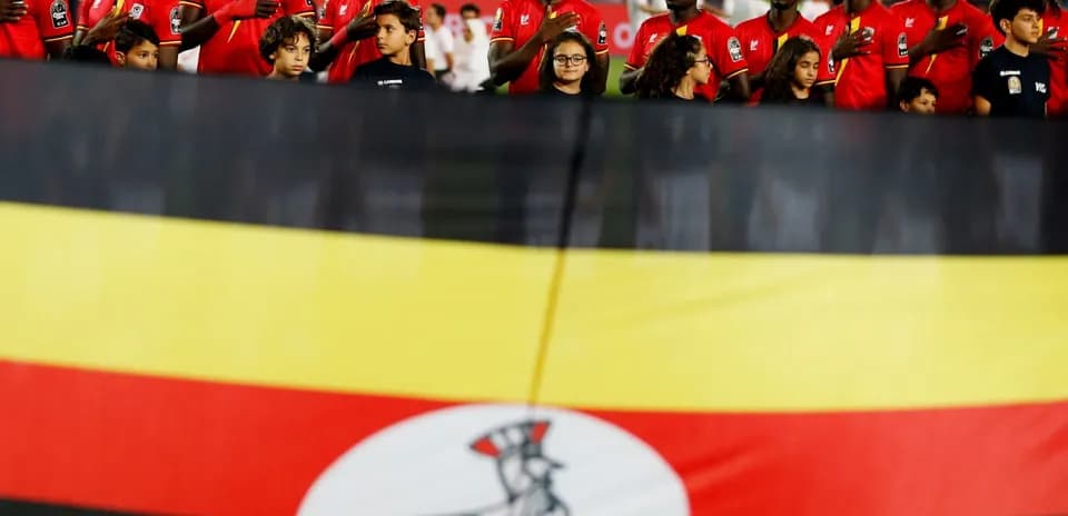 Joueurs et enfants avec le drapeau de l'Ouganda