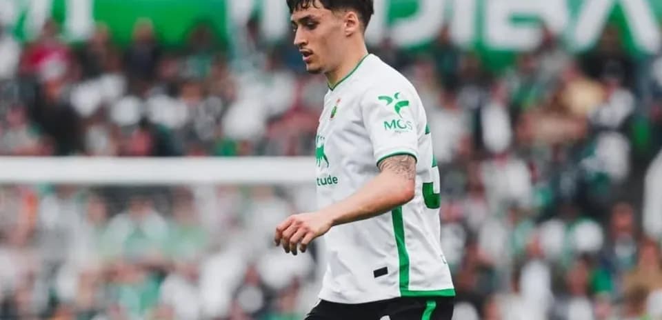 Joueur marchant sur le terrain pendant un match