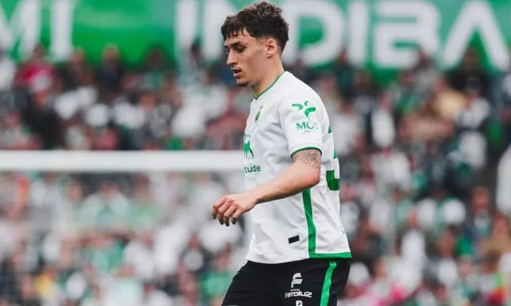 Joueur marchant sur le terrain pendant un match