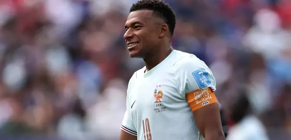 Kylian Mbappé en maillot de l'équipe de France