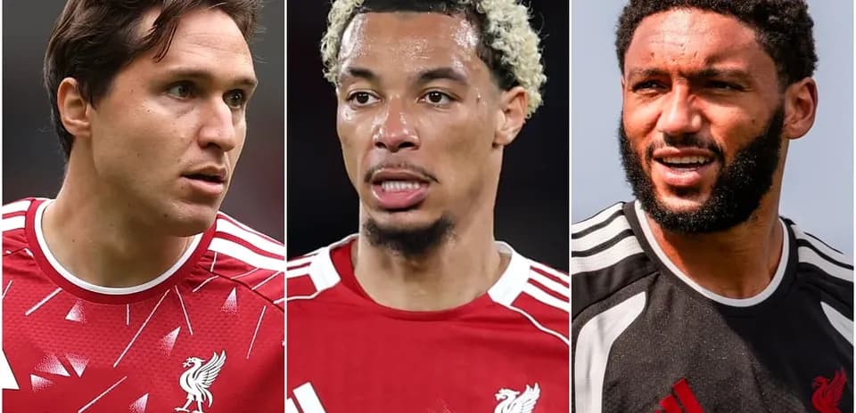 Trois joueurs de Liverpool en maillot rouge