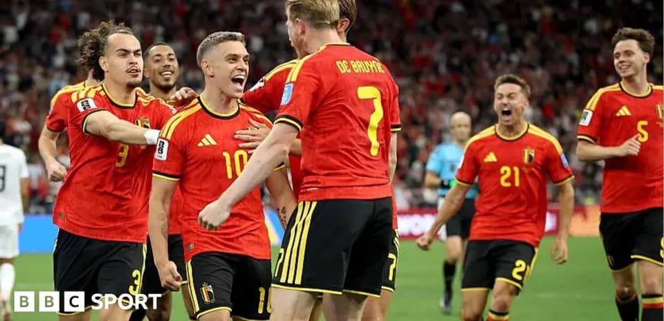 Joueurs belges célébrant un but ensemble sur le terrain