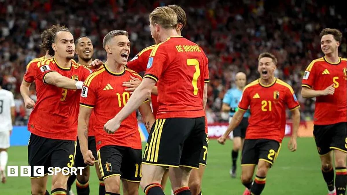 Joueurs belges célébrant un but ensemble sur le terrain
