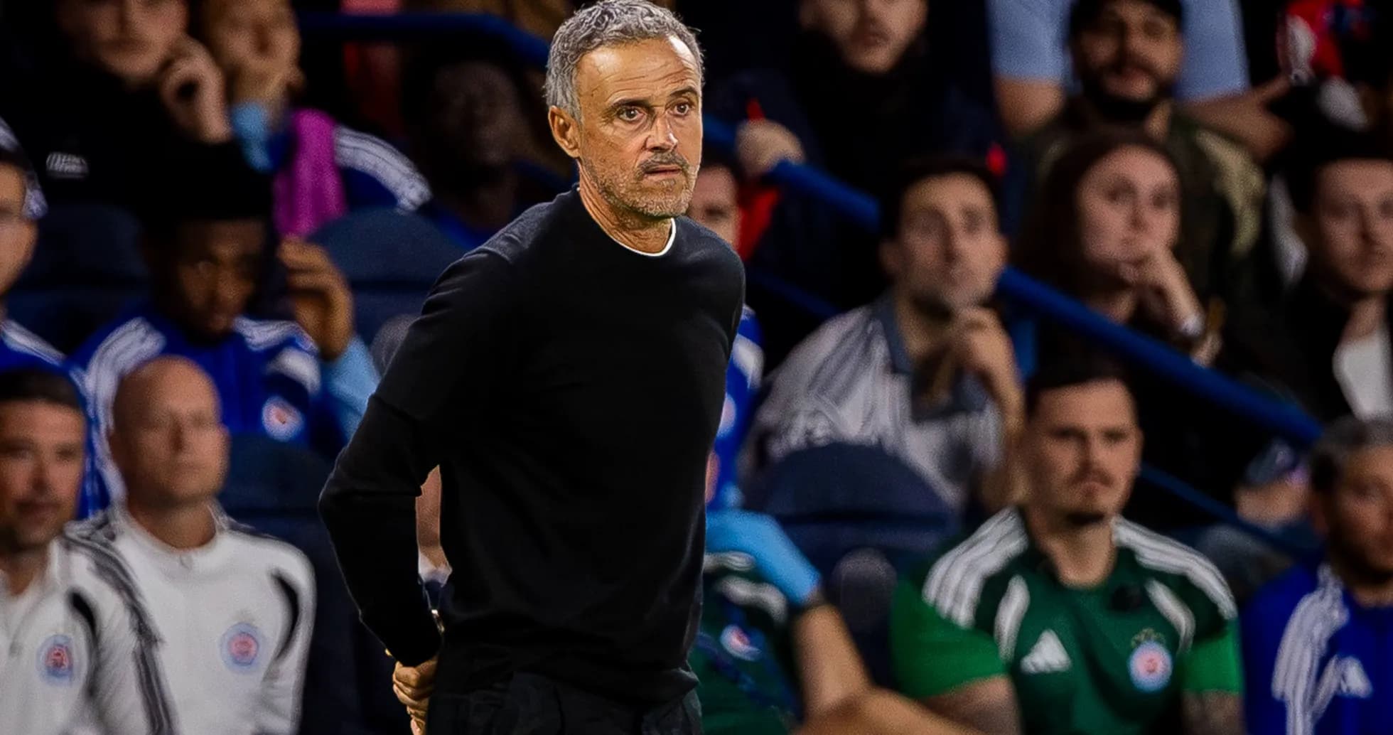 Entraîneur observant le match depuis la ligne de touche