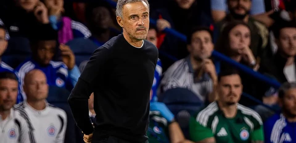 Entraîneur observant le match depuis la ligne de touche