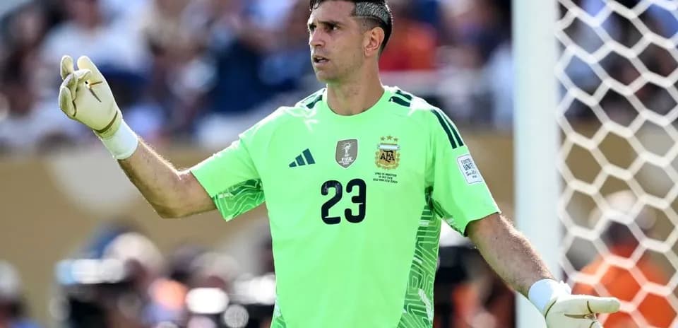 Gardien de but argentin donnant des instructions sur le terrain