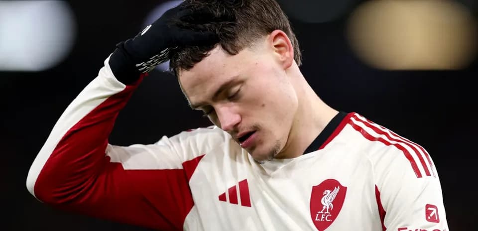 Joueur de Liverpool se tenant la tête après le match