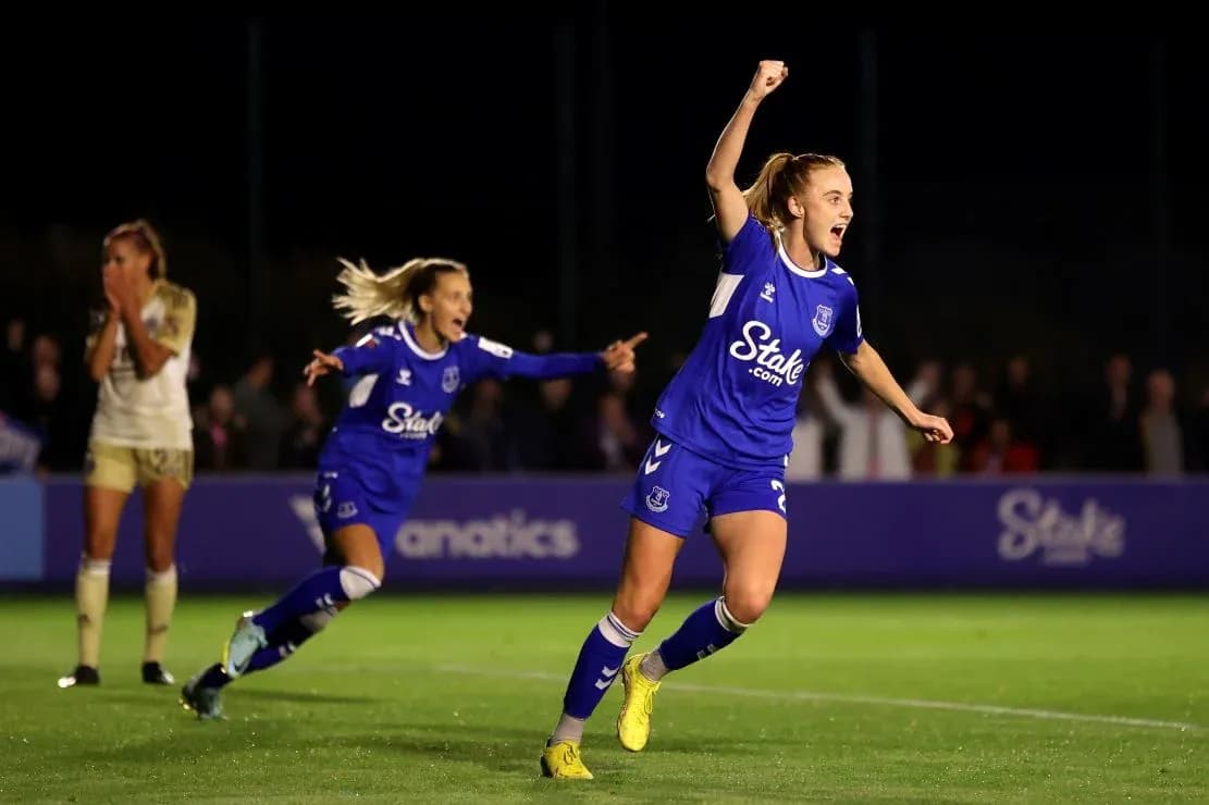 Joueuse d'Everton célébrant un but