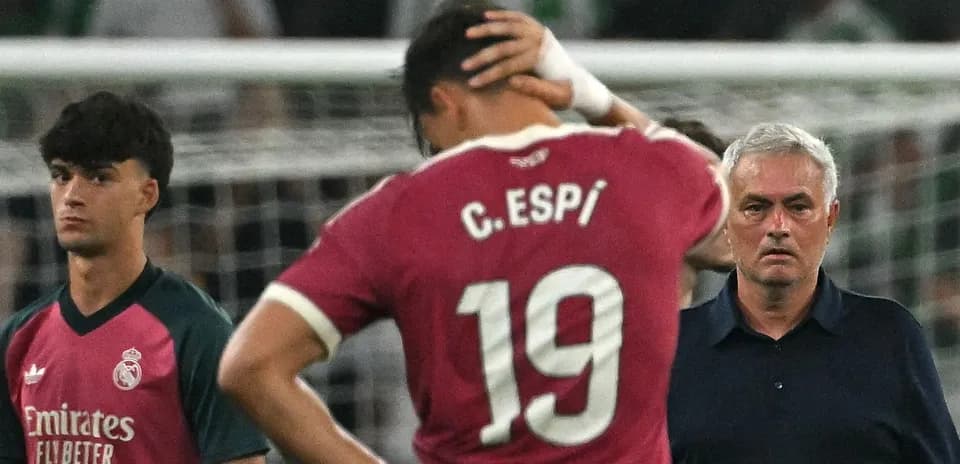 Joueur de Madrid avec maillot, entraîneur au premier plan