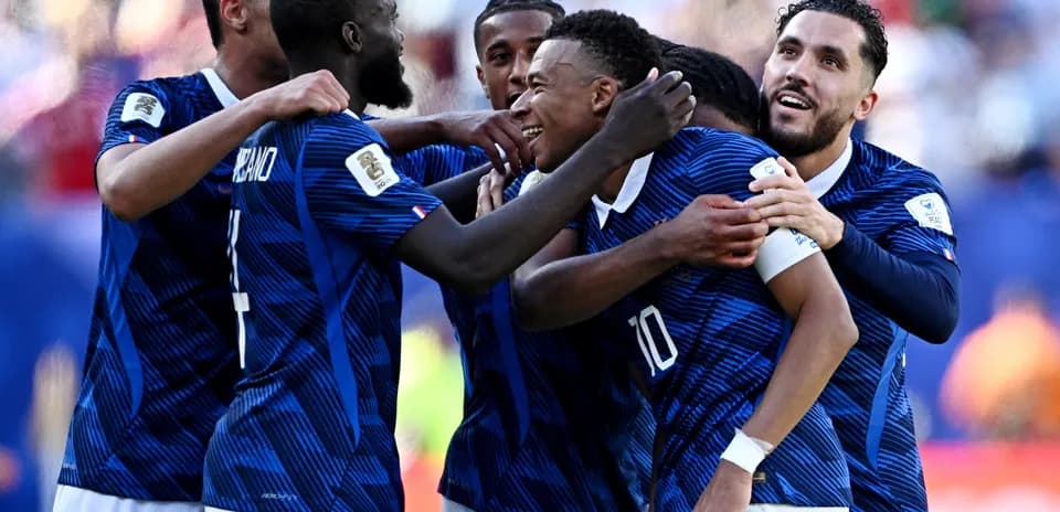 Joueurs de France célébrant un but