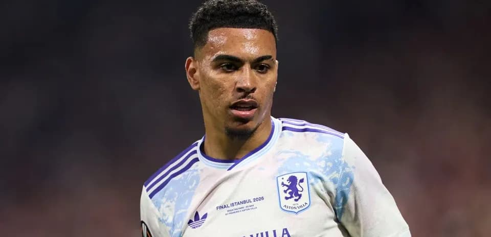 Joueur d'Aston Villa en action sur le terrain