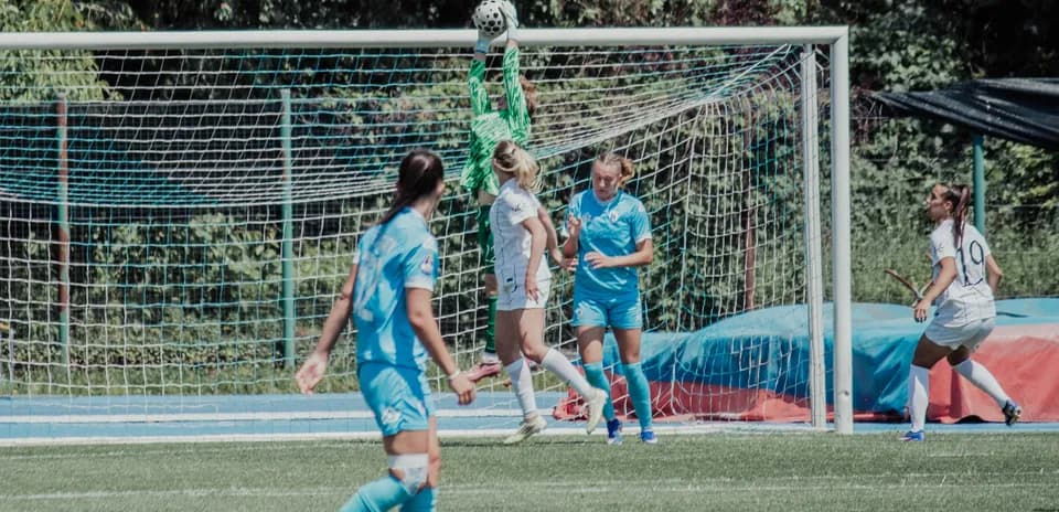 Gardienne attrapant le ballon pendant un match