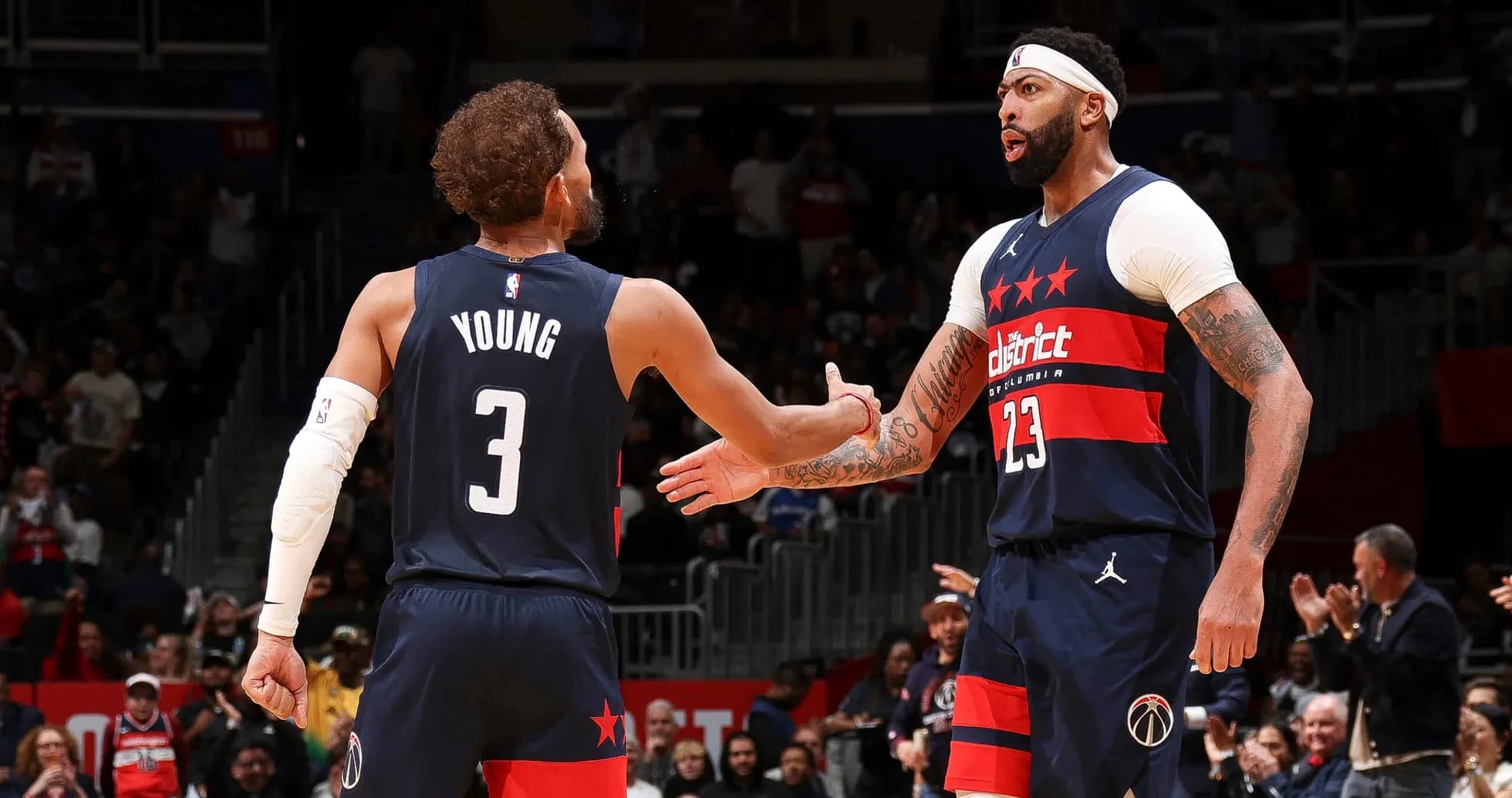 Joueurs des Wizards se félicitent sur le terrain
