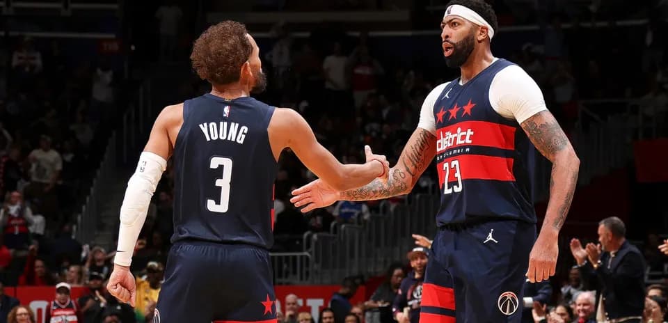 Joueurs des Wizards se félicitent sur le terrain