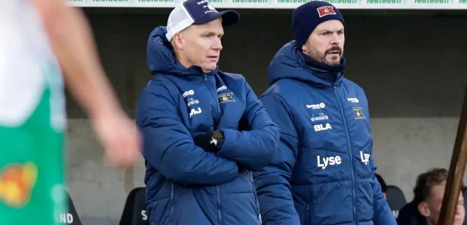 Entraîneurs observant le match depuis le banc
