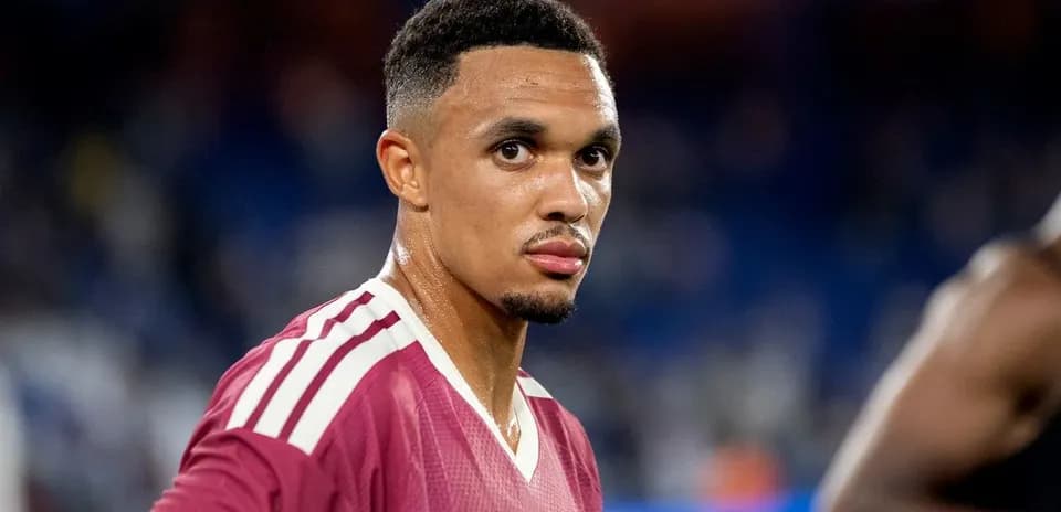 Joueur en maillot bordeaux sur le terrain