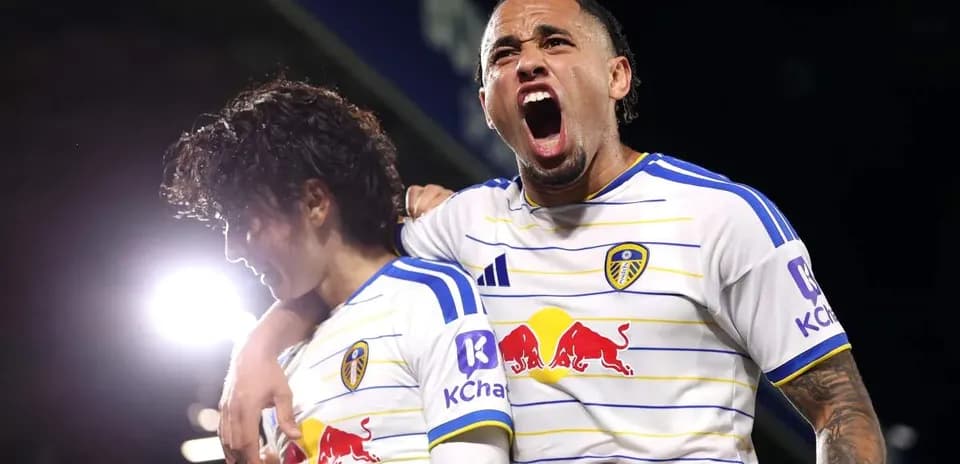 Joueurs de Leeds célébrant un but ensemble