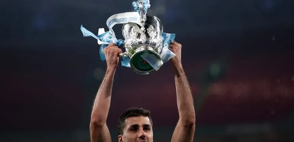 Joueur levant un trophée lors de la célébration