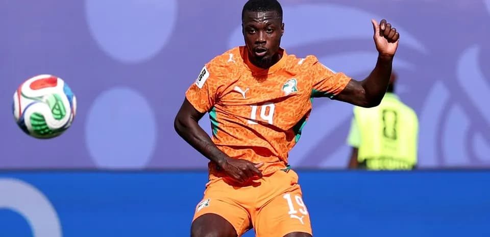 Joueur ivoirien contrôlant le ballon pendant un match