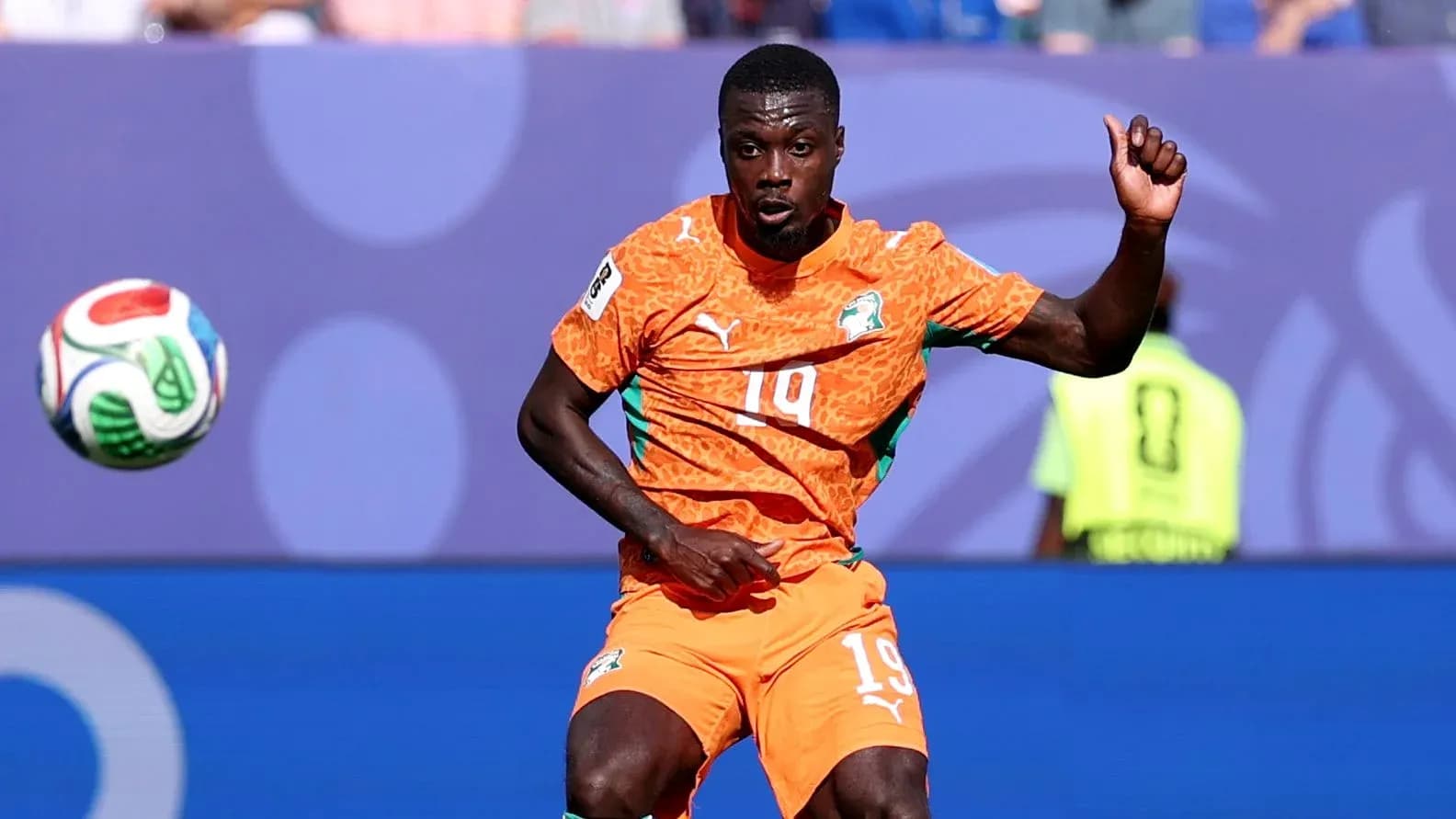 Joueur ivoirien contrôlant le ballon pendant un match