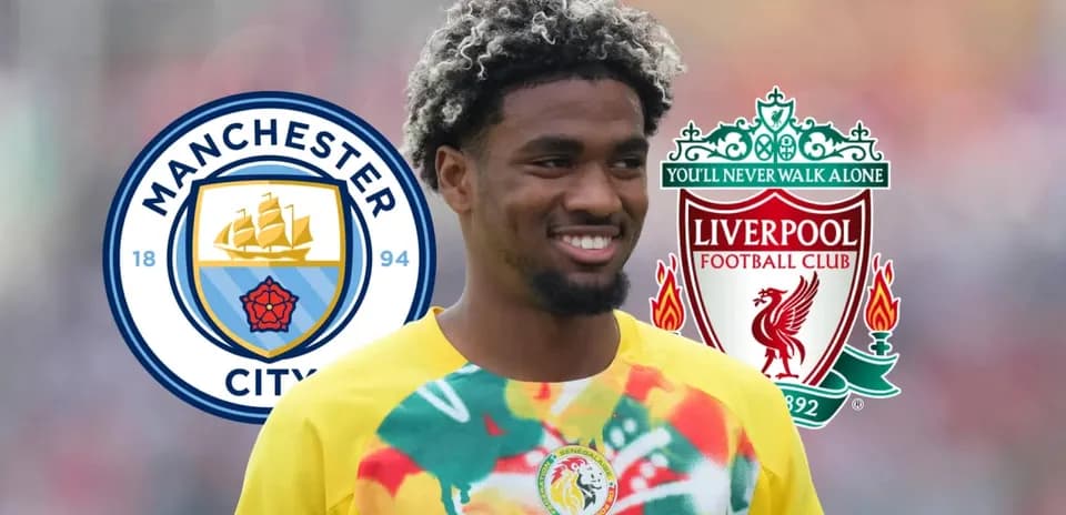 Joueur souriant devant logos de Manchester City et Liverpool