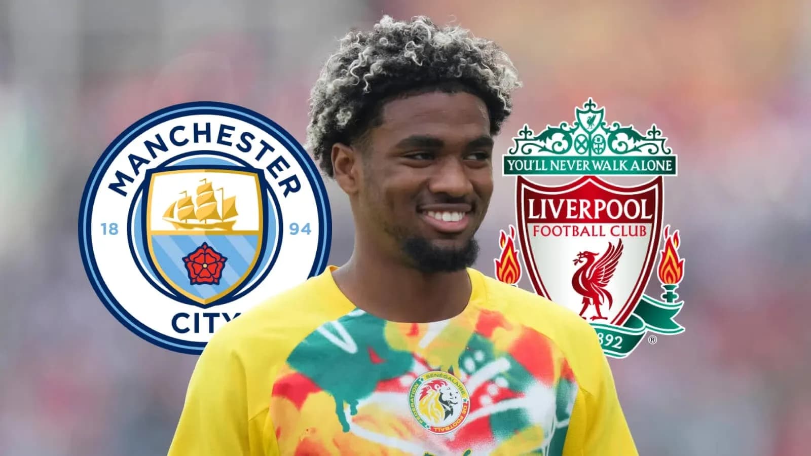 Joueur souriant devant logos de Manchester City et Liverpool
