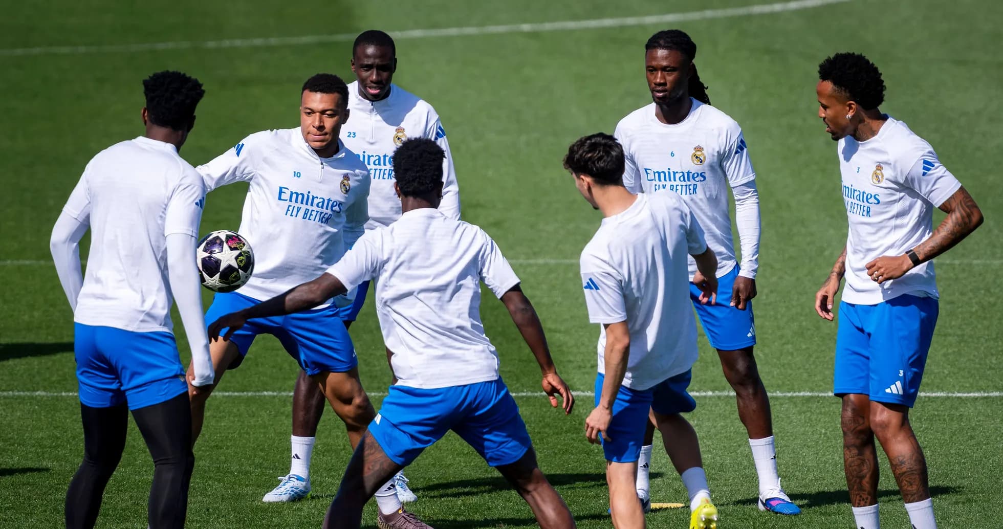 Joueurs du Real Madrid s'entraînant sur le terrain