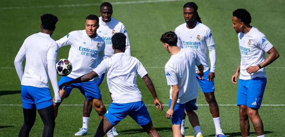 Joueurs du Real Madrid s'entraînant sur le terrain