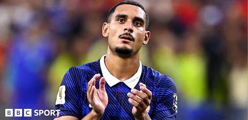 Joueur applaudissant après un match de football