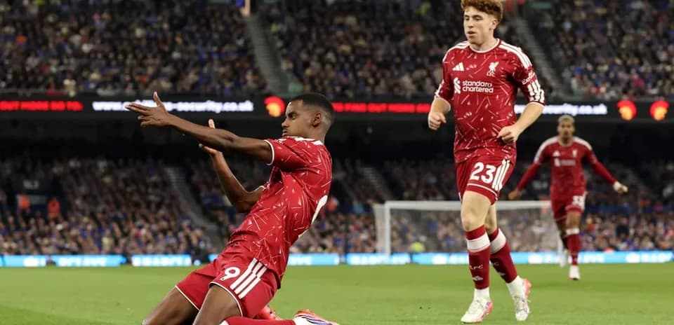 Joueur de Liverpool glissant sur le terrain lors du match