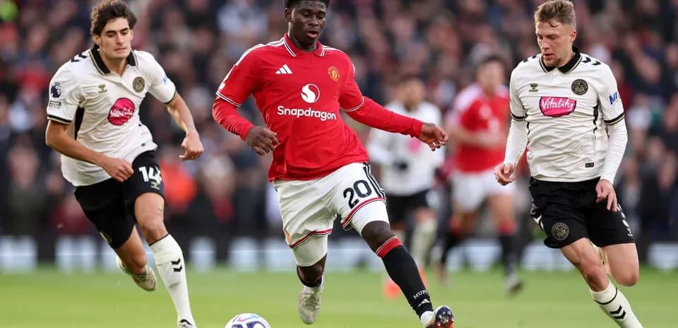 Un joueur de Manchester United dribble le ballon