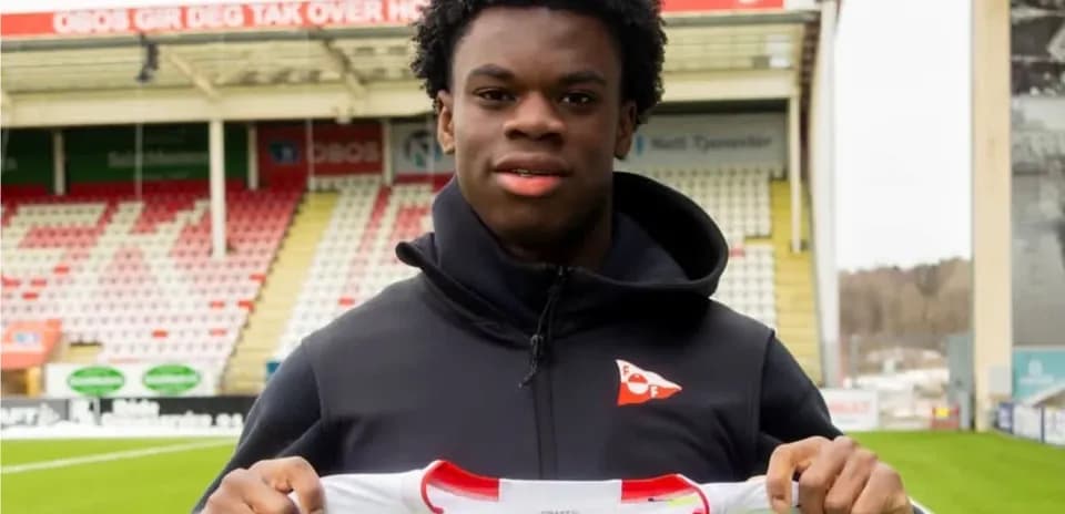 Joueur tenant un maillot au stade