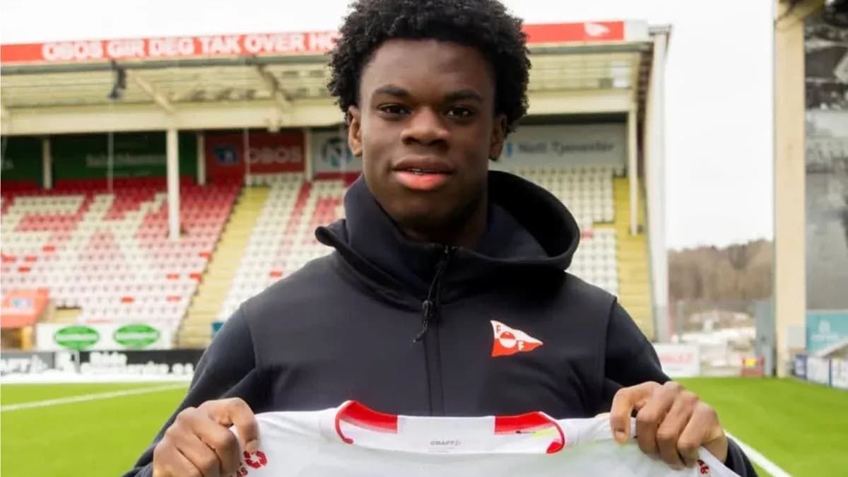 Joueur tenant un maillot au stade