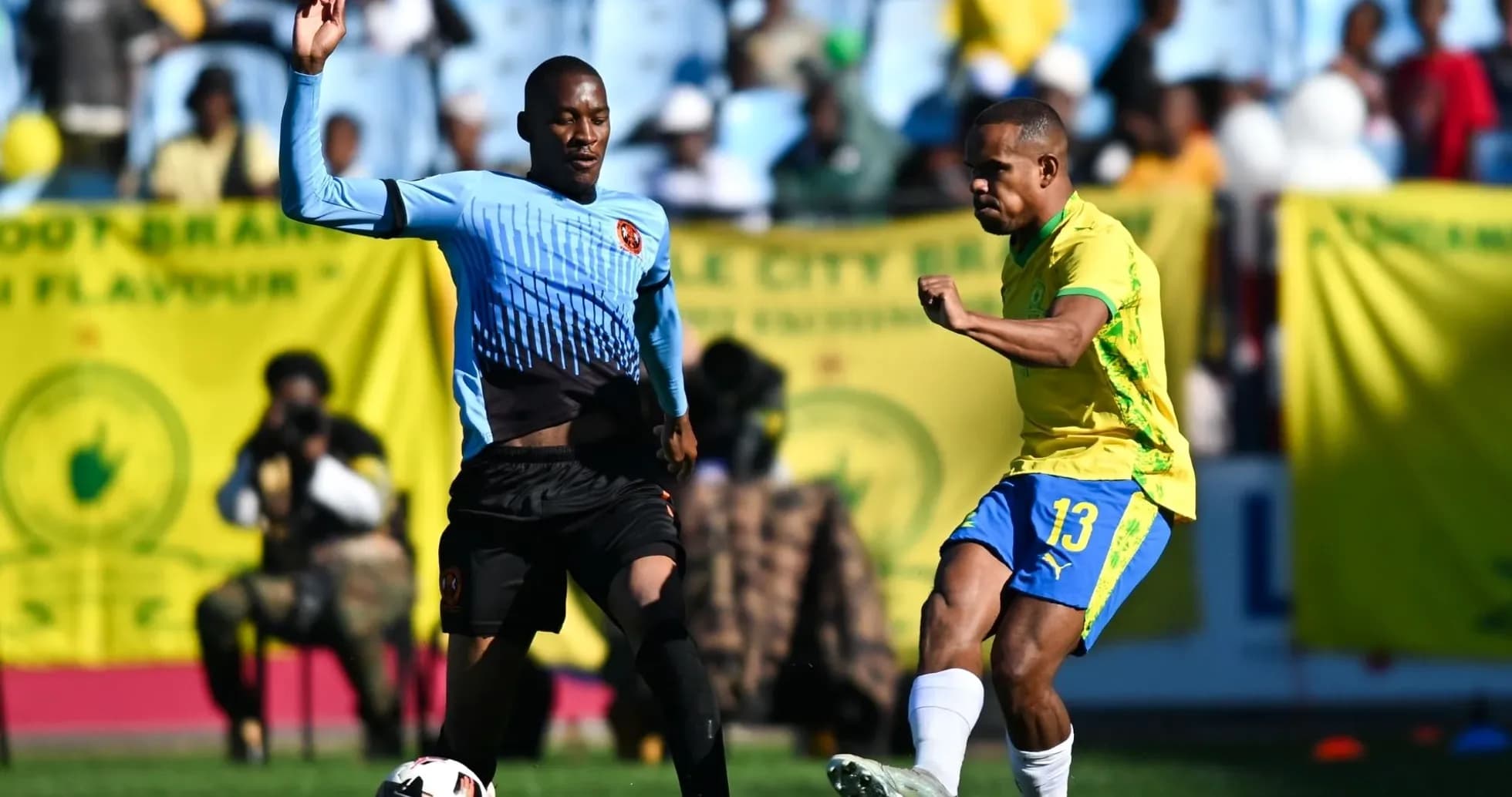 Deux joueurs en action lors d'un match de football